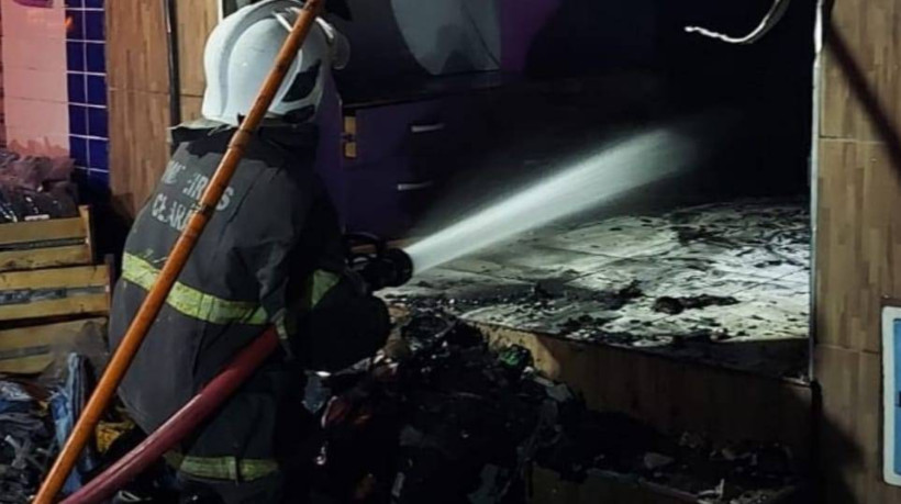 Bombeiros apagaram inc&ecirc;ndio que atingiu um estabelecimento comercial no Centro de Pacajus. Ningu&eacute;m ficou ferido na ocorr&ecirc;ncia