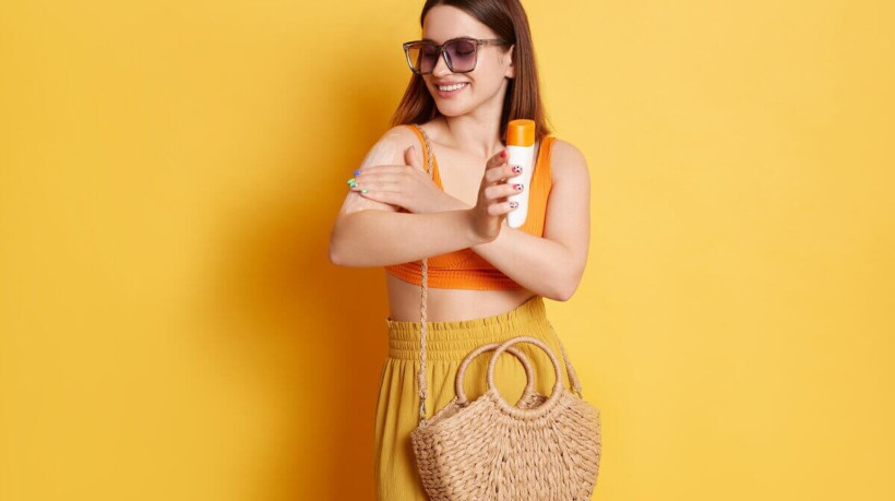 Esquecer de aplicar protetor solar em algumas regiões do corpo pode causar danos à saúde (Imagem: StoryTime Studio | Shutterstock)