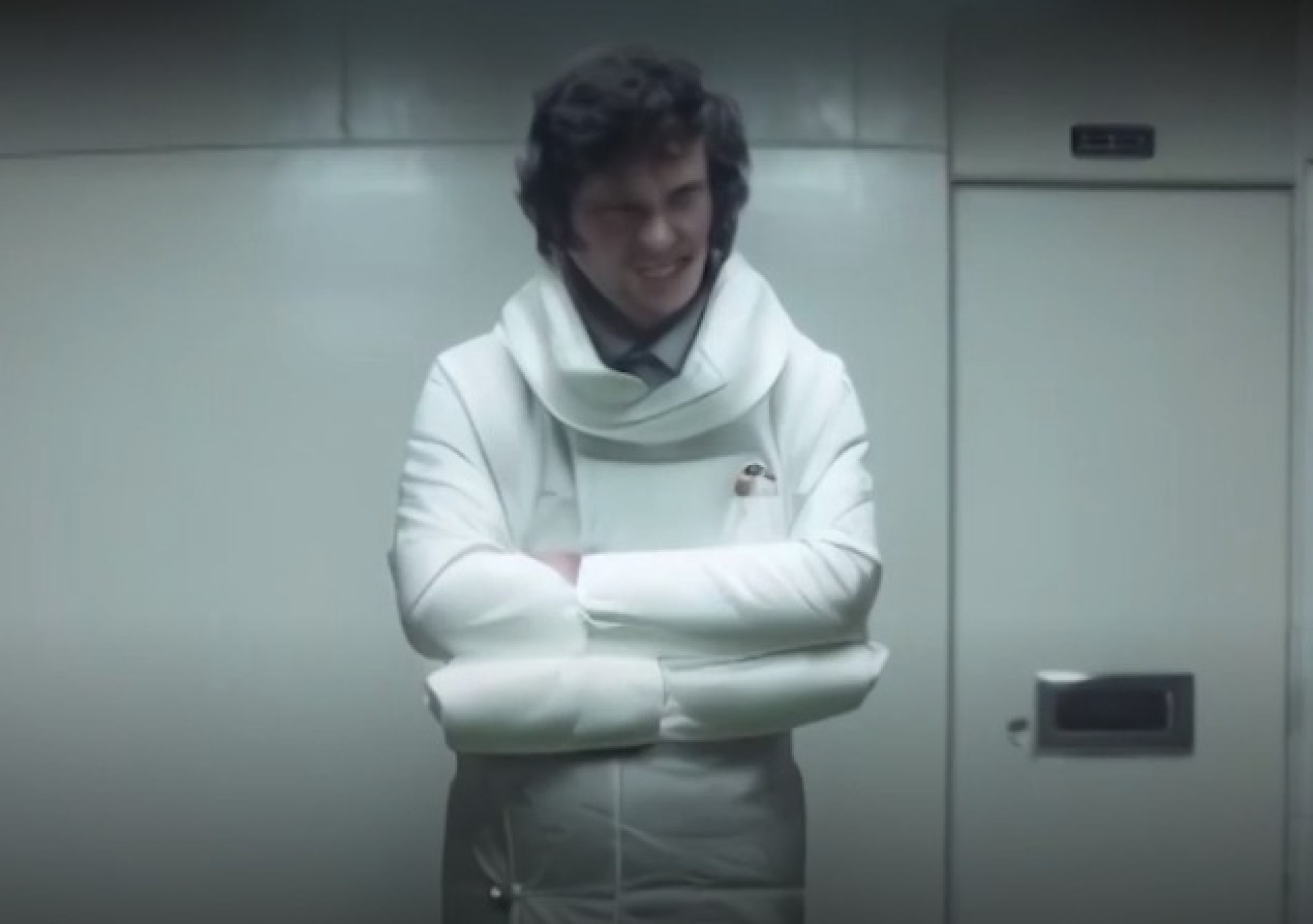 Vídeo feito com IA retrata o hoje presidente Javier Milei como vilão em uma camisa de força