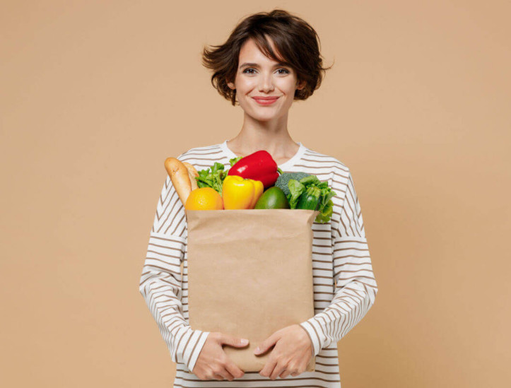 Preocupação com o meio ambiente aumenta o número de pessoas adeptas ao vegetarianismo (Imagem: ViDI Studio | Shutterstock) 