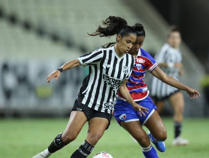 Jogadoras de Ceará e Fortaleza disputam bola na final do Campeonato Cearense Feminino 2023 