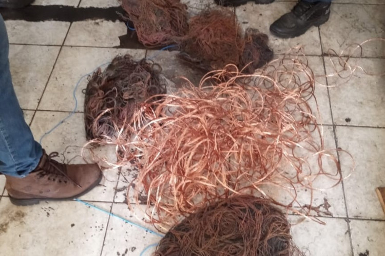 Mais de 29kg de fios de cobre são apreendidos em sucata em Fortaleza 