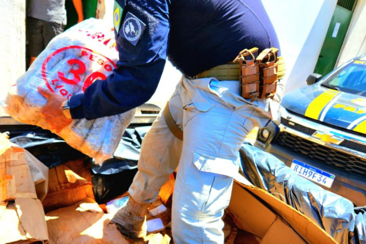 Dois homens são presos suspeitos de transportarem 380 kg de carne de caranguejo imprópria para consumo, em Caucaia
