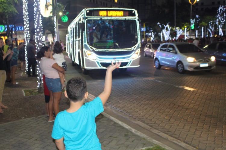 Este ano, os ônibus iluminados integram a programação do Ceará Natal de Luz 