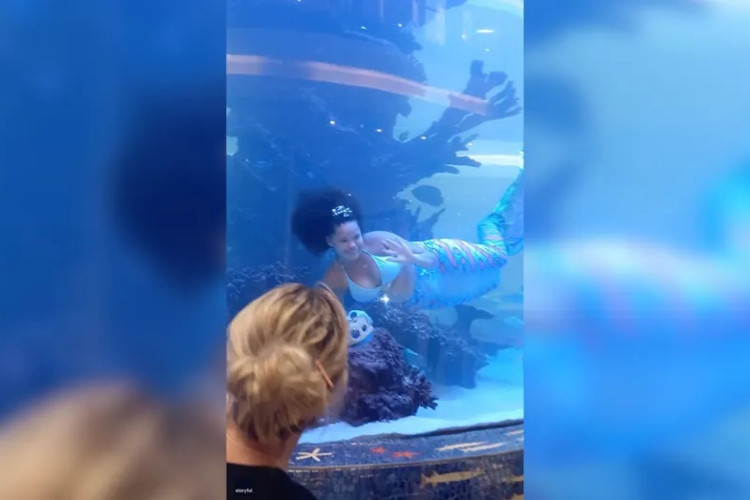 Durante a apresentação, a 'sereia' é forçada a se livrar de sua cauda para não se afogar