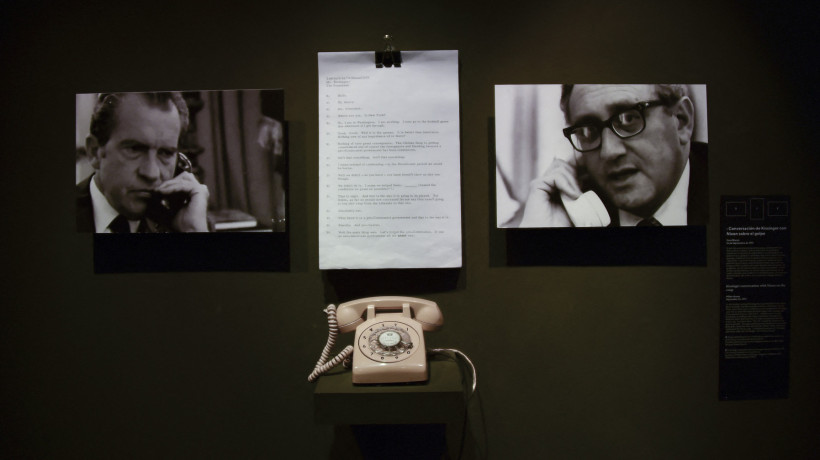 Vista de fotos do ex-presidente dos EUA Richard Nixon e do ex-secretário de Estado dos EUA Henry Kissinger exibidas no Museu da Memória e dos Direitos Humanos durante a exposição 