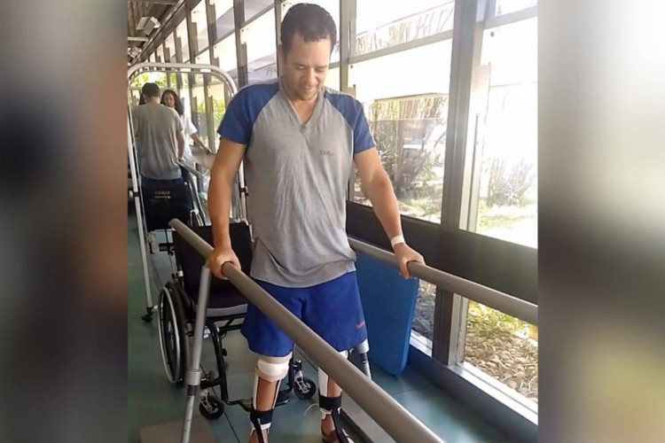 Regilânio da Silva compartilhou um registro em que dá os primeiros passos durante sessão de fisioterapia. Homem foi atingido por um aparelho de musculação em uma academia em Juazeiro do Norte