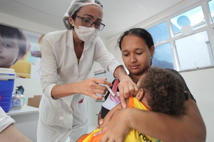 Vacinação de crianças em Centro de Educação Infantil no bairro Jacarecanga, em Fortaleza, na manhã desta sexta-feira, 1º