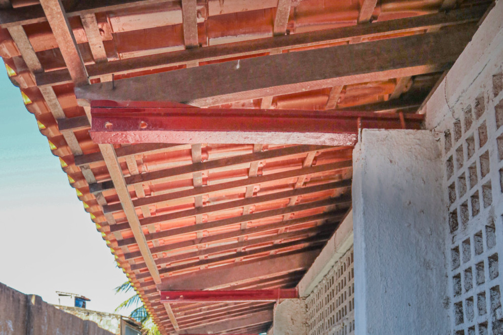 Trilhos são utilizados na estrutura das arquibancadas da sede do Ferroviário Atlético Clube, na Barra do Ceará(Foto: Yuri Allen/Especial para O Povo)