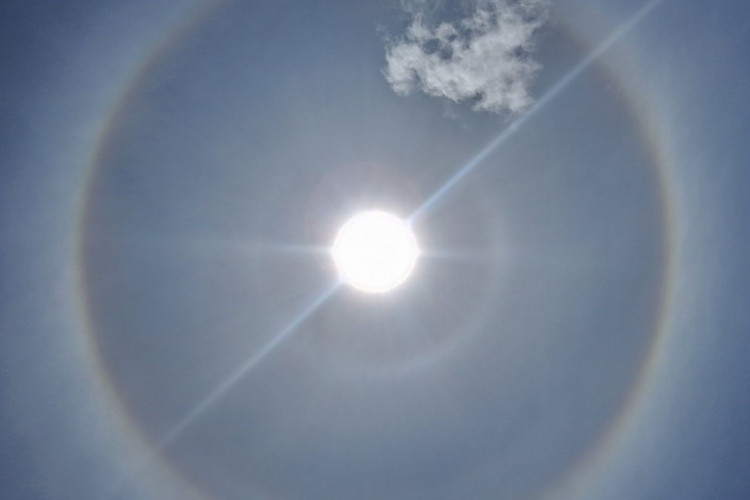 O fenômeno do halo solar foi observado em Fortaleza na manhã deste sábado, 2