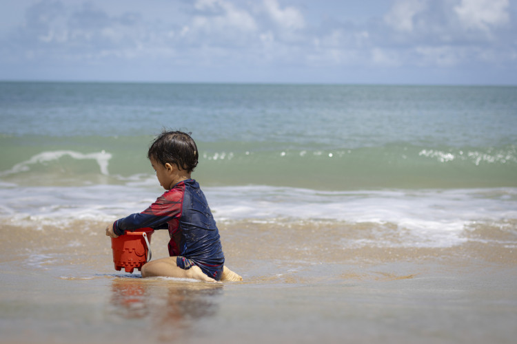 FORTALEZA-CE, BRASIL, 02-12-2023:  Depois de muitas semanas e até mancha de sujeira no mar, a Praia dos Crush finalmente esta própria para banho, segundo boletim da Semace. (Foto: Aurelio Alves/O Povo)