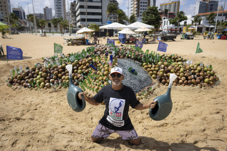 FORTALEZA-CE, BRASIL, 02-12-2023: Carlos Careca. Depois de muitas semanas e at&eacute; mancha de sujeira no mar, a Praia dos Crush finalmente esta pr&oacute;pria para banho, segundo boletim da Semace. (Foto: Aurelio Alves/O Povo)