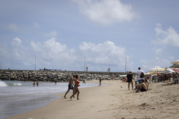 FORTALEZA-CE, BRASIL, 02-12-2023:  Depois de muitas semanas e até mancha de sujeira no mar, a Praia dos Crush finalmente esta própria para banho, segundo boletim da Semace. (Foto: Aurelio Alves/O Povo)