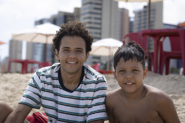FORTALEZA-CE, BRASIL, 02-12-2023:  Francisco Silva, 23. Depois de muitas semanas e at&eacute; mancha de sujeira no mar, a Praia dos Crush finalmente esta pr&oacute;pria para banho, segundo boletim da Semace. (Foto: Aurelio Alves/O Povo)