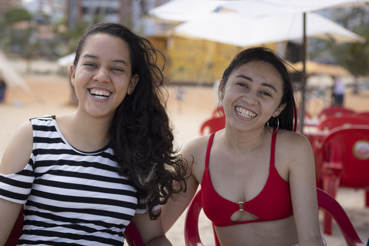 FORTALEZA-CE, BRASIL, 02-12-2023:  Mariana Batista, 26. Depois de muitas semanas e at&eacute; mancha de sujeira no mar, a Praia dos Crush finalmente esta pr&oacute;pria para banho, segundo boletim da Semace. (Foto: Aurelio Alves/O Povo)