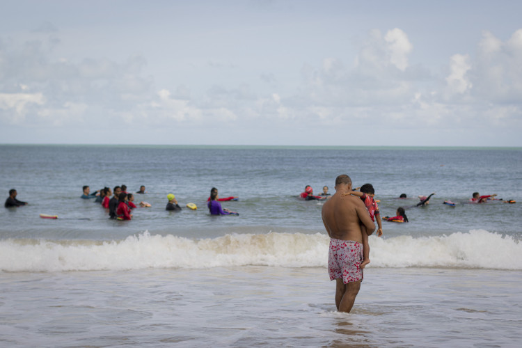 ￼PRAIA dos Crush, em Fortaleza, foi liberada para o banho depois de ser invadida por uma abundância de esgoto