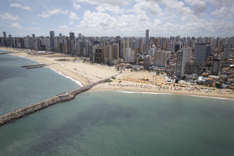 FORTALEZA-CE, BRASIL, 02-12-2023: Vista aerea da Praia dos Crush, drone. Depois de muitas semanas e até mancha de sujeira no mar, a Praia dos Crush finalmente esta própria para banho, segundo boletim da Semace. (Foto: Aurelio Alves/O Povo)