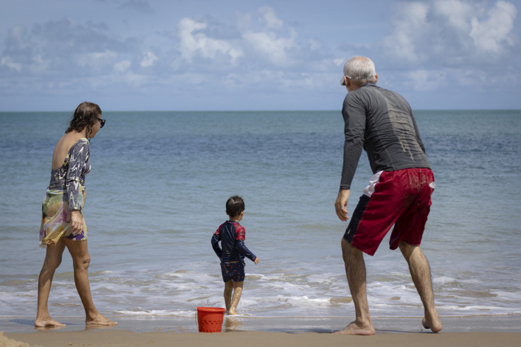 FORTALEZA-CE, BRASIL, 02-12-2023:  Depois de muitas semanas e até mancha de sujeira no mar, a Praia dos Crush finalmente esta própria para banho, segundo boletim da Semace. (Foto: Aurelio Alves/O Povo)
