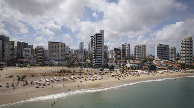 FORTALEZA-CE, BRASIL, 02-12-2023: Vista aerea da Praia dos Crush, drone. Depois de muitas semanas e até mancha de sujeira no mar, a Praia dos Crush finalmente esta própria para banho, segundo boletim da Semace. (Foto: Aurelio Alves/O Povo)