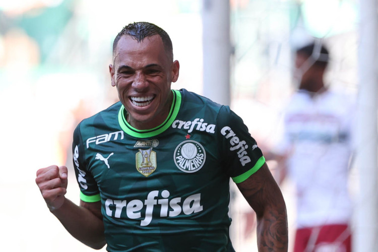 Breno Lopes marcou o gol da vitória do Palmeiras, que fica próximo do título do Brasileirão 
