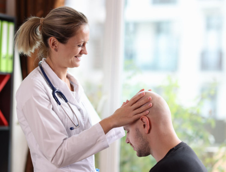 Um dos primeiros passos para controlar a queda de cabelo é consultar um especialista (Imagem: megaflopp | Shutterstock) 