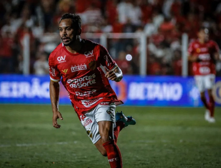 Lourenço, meio-campista do Vila Nova, comemorando gol marcado na Série B 