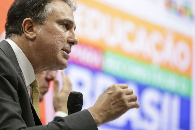 ￼CAMILO Santana, ministro em alta e na mira de adversários e do fogo amigo