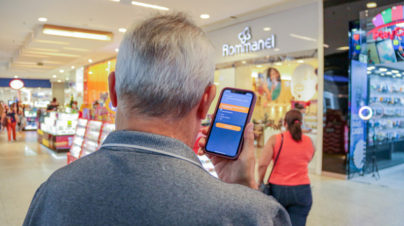 FORTALEZA, CEARÁ, BRASIL 04-12-2023: Fotos: Aplicativo de GPS para orientar pessoas cegas dentro do Norte Shopping Fortaleza. (Foto: Yuri Allen/Especial para O Povo)