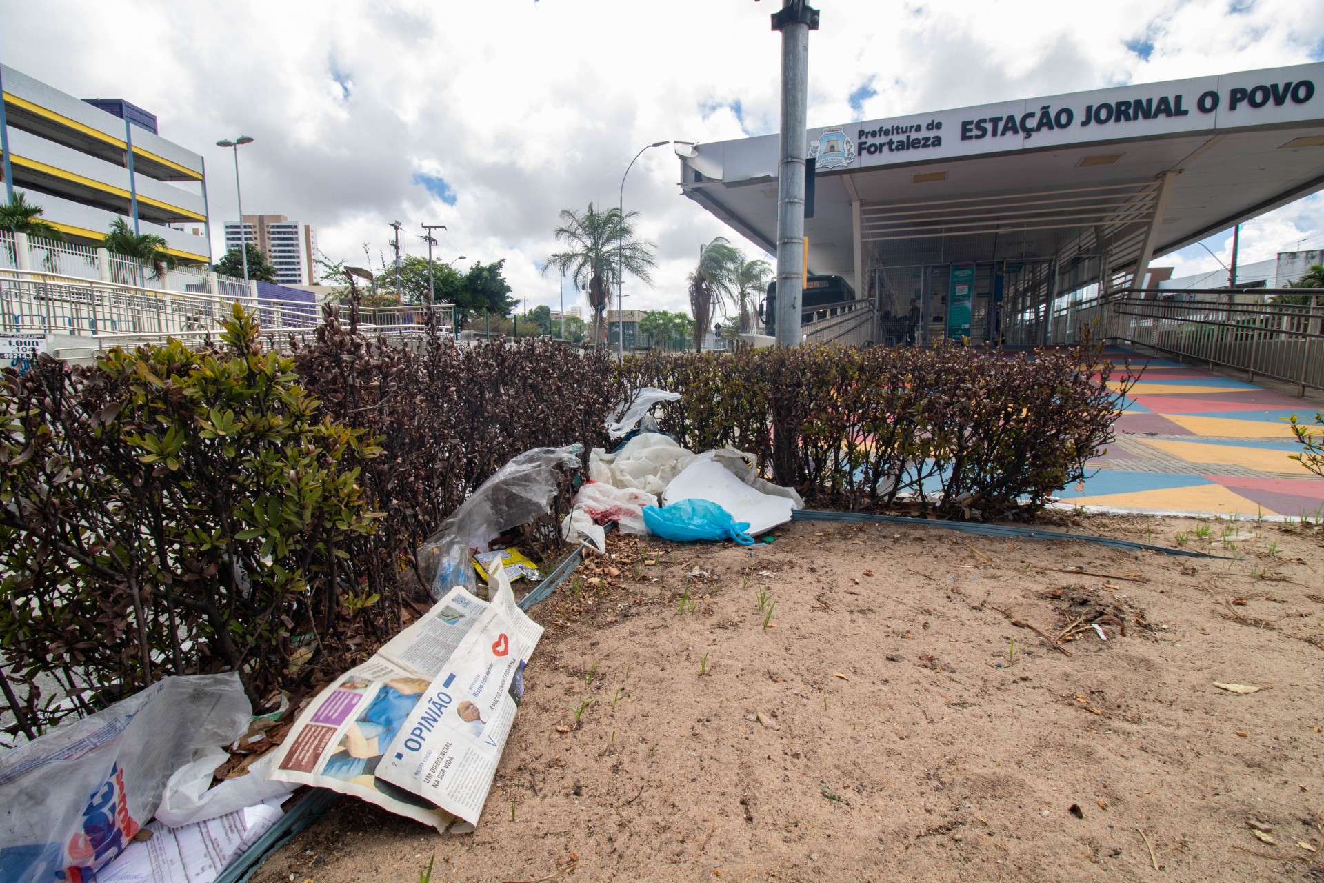 FORTALEZA, CEARÁ, BRASIL, 05-12-2023: Jardim da estação O Povo na Avenida da Aguanambi está abandonado e sem cuidados. (Foto: Samuel Setubal/ O Povo)