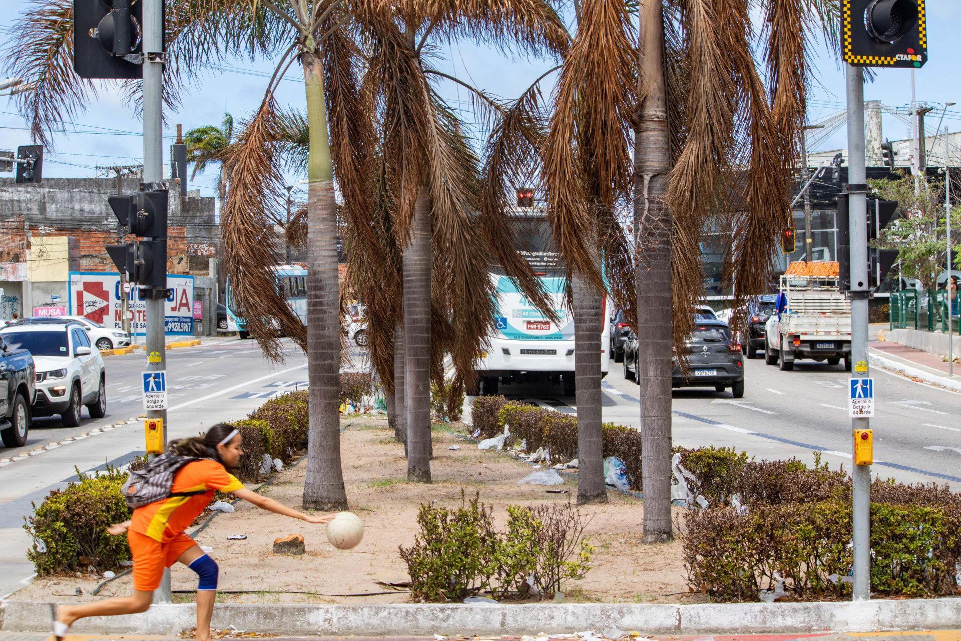 FORTALEZA, CEARÁ, BRASIL, 05-12-2023: Jardim da estação O Povo na Avenida da Aguanambi está abandonado e sem cuidados. (Foto: Samuel Setubal/ O Povo)