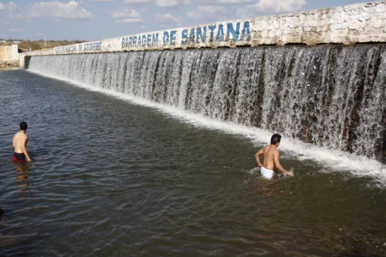 Banhistas na barragem do Santana, em Jaguaribe, no rio de mesmo nome