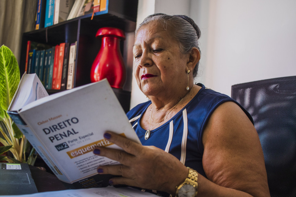 Edite Ferreira, 64 anos, faz graduação em Direito e inseriu o hábito da leitura no seu cotidiano(Foto: FERNANDA BARROS)