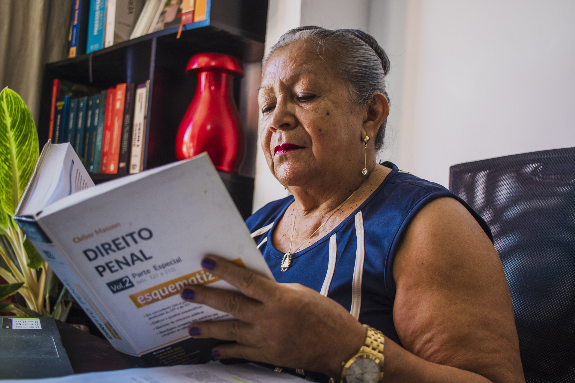 Edite Ferreira, 64 anos, faz graduação em Direito e tem o hábito de ler
 (Foto: FERNANDA BARROS)