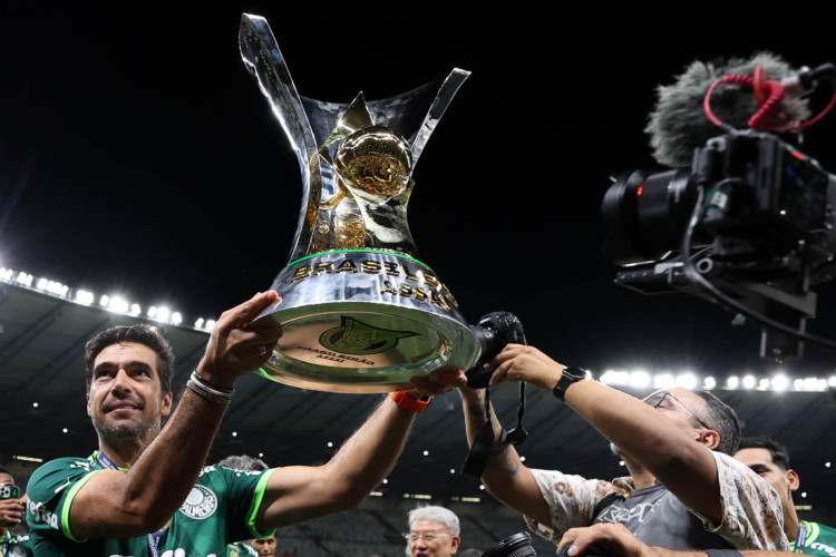 O técnico Abel Ferreira, da SE Palmeiras, comemora a conquista do Campeonato Brasileiro, Série A, após jogo contra a equipe do Cruzeiro EC
