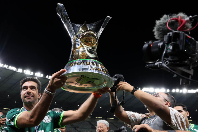 O técnico Abel Ferreira, da SE Palmeiras, comemora a conquista do Campeonato Brasileiro, Série A, após jogo contra a equipe do Cruzeiro EC 