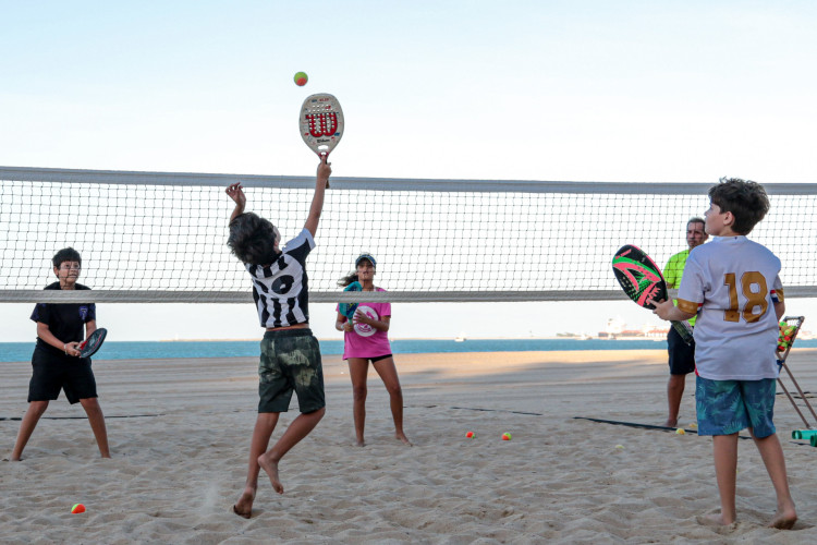 Uma modalidade que vem ganhando espaço na orla da Beira-Mar é o beach tennis. Esporte pode ser praticado em qualquer faixa etária