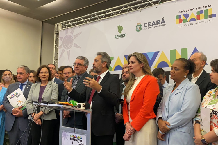 O governador Elmano de Freitas com parlamentares e lideranças
