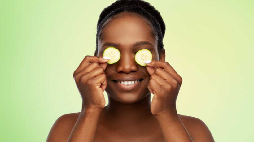 O pepino congelado ajuda a reduzir o inchaço dos olhos (Imagem: Ground Picture | Shutterstock)