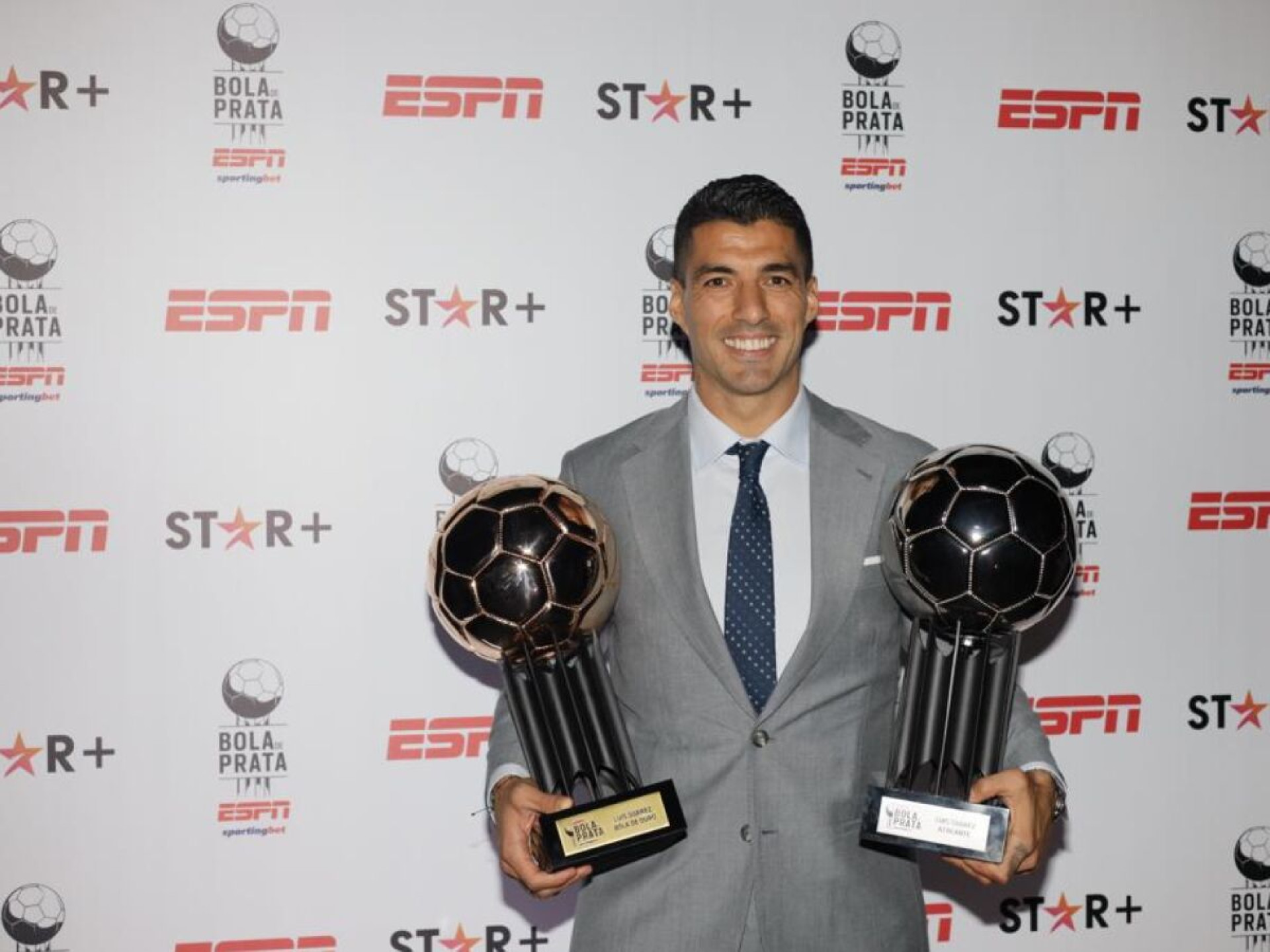 Suárez e Aline Gomes ganham Bola de Ouro do Campeonato Brasileiro