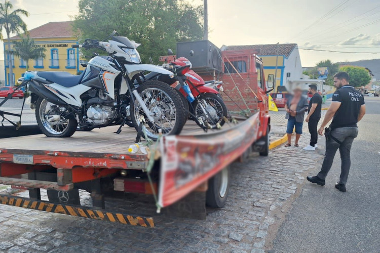Idoso é preso por organizar jogo de azar e motocicletas são apreendidas pela Polícia Civil em Quixeramobim