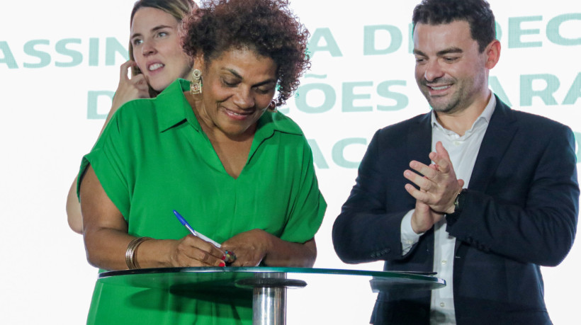￼ZELMA Madeira, Samuel Elândio e Jade Romero durante assinatura de acordo