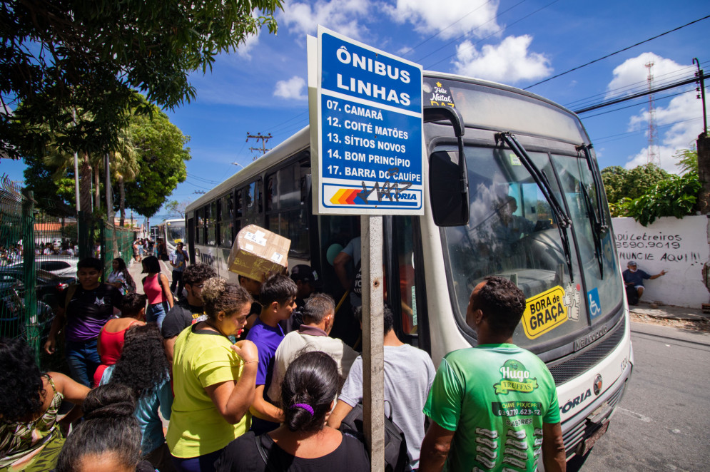 FORTALEZA, CEAR&Aacute;, BRASIL, 11-12-2023: Passe livre em Caucaia, movimenta&ccedil;&atilde;o de pessoas e onibus do projeto Bora de Gra&ccedil;a. (Foto: Samuel Setubal/ O Povo)