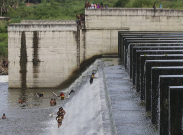 Foto de apoio ilustrativa. Pessoas se banhando em barragem no Rio Cocó 