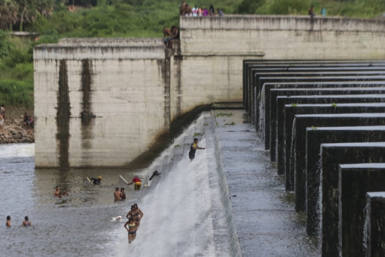 Foto de apoio ilustrativa. Pessoas se banhando em barragem no Rio Cocó