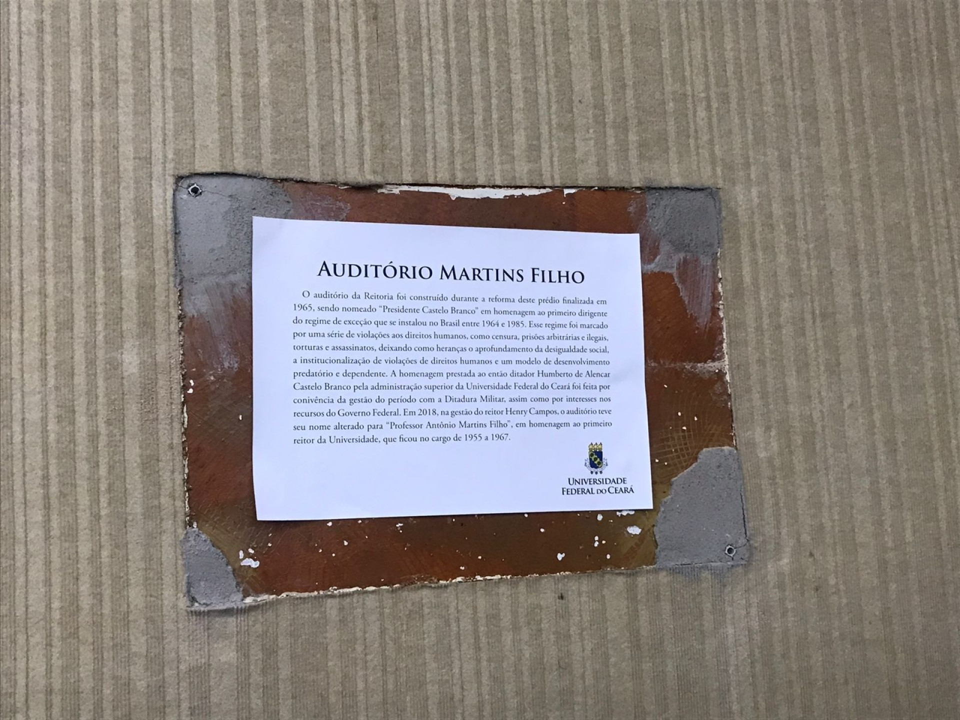 Mensagem colocada no local onde estava a placa em homenagem a Castelo Branco