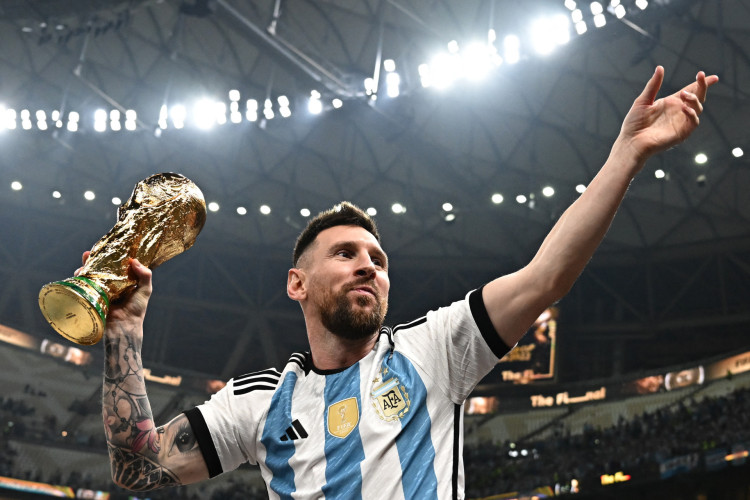 Argentino Lionel Messi com título da Copa do Mundo de 2022