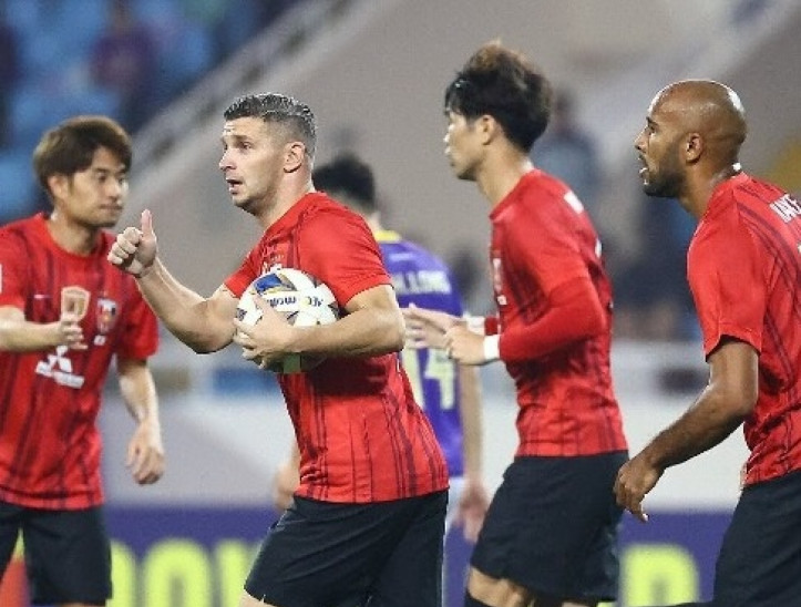 Luton Town, da Inglaterra, atualiza estado de saúde de jogador que sofreu  parada cardíaca em campo