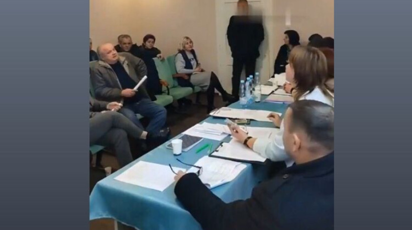 Deputado explode granadas em reunião da prefeitura na Ucrânia; veja vídeo 
