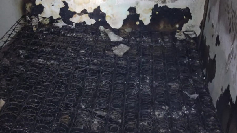 O incêndio deve ter sido inciado na cama (foto), segundo os bombeiros, e rapidamente atingiu destruiu o quarto