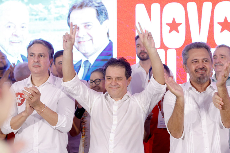 Evandro Leitão entre Camilo Santana e Elmano de Freitas no ato de filiação ao PT
